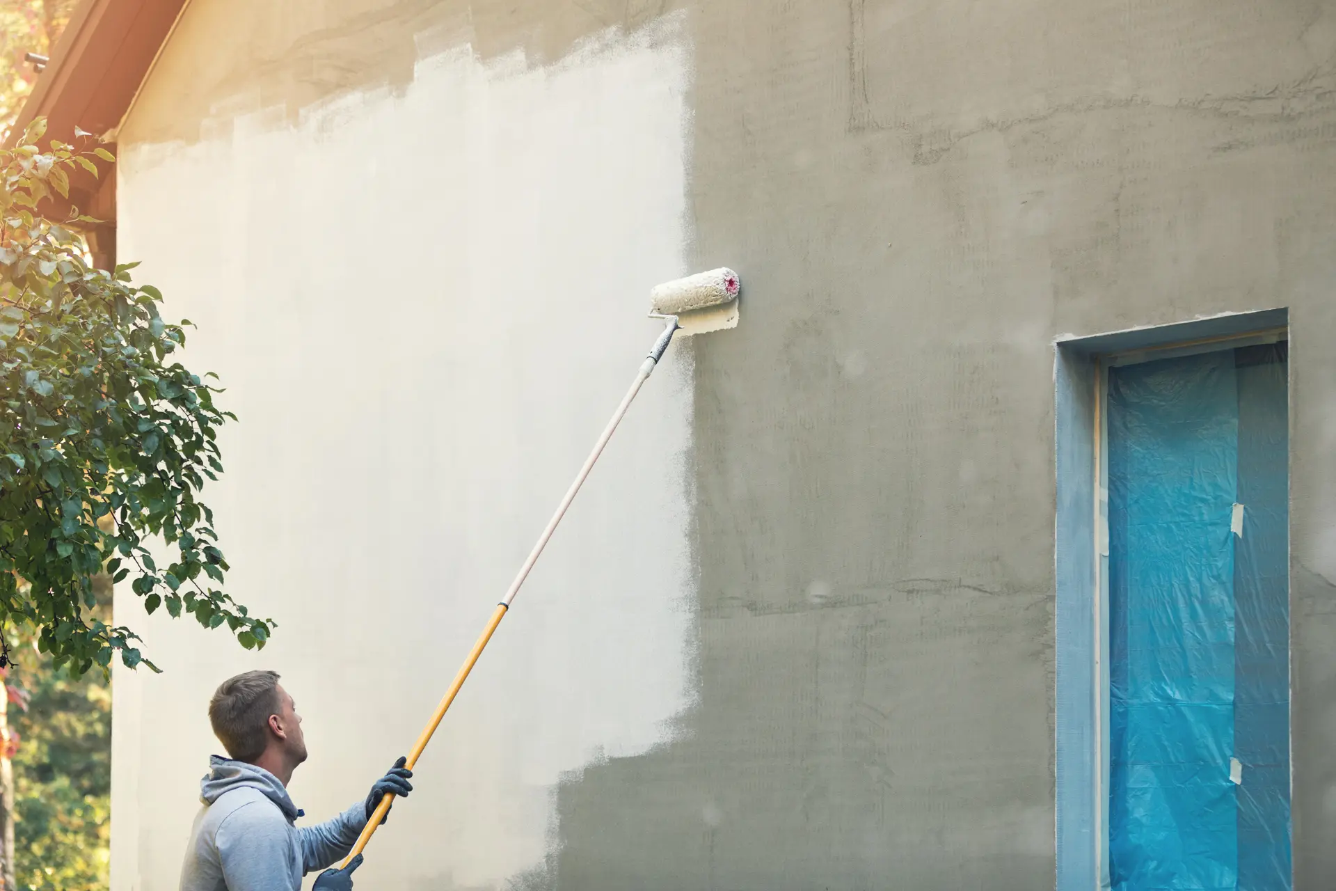 Pintor trabajando en una fachada en Las Palmas